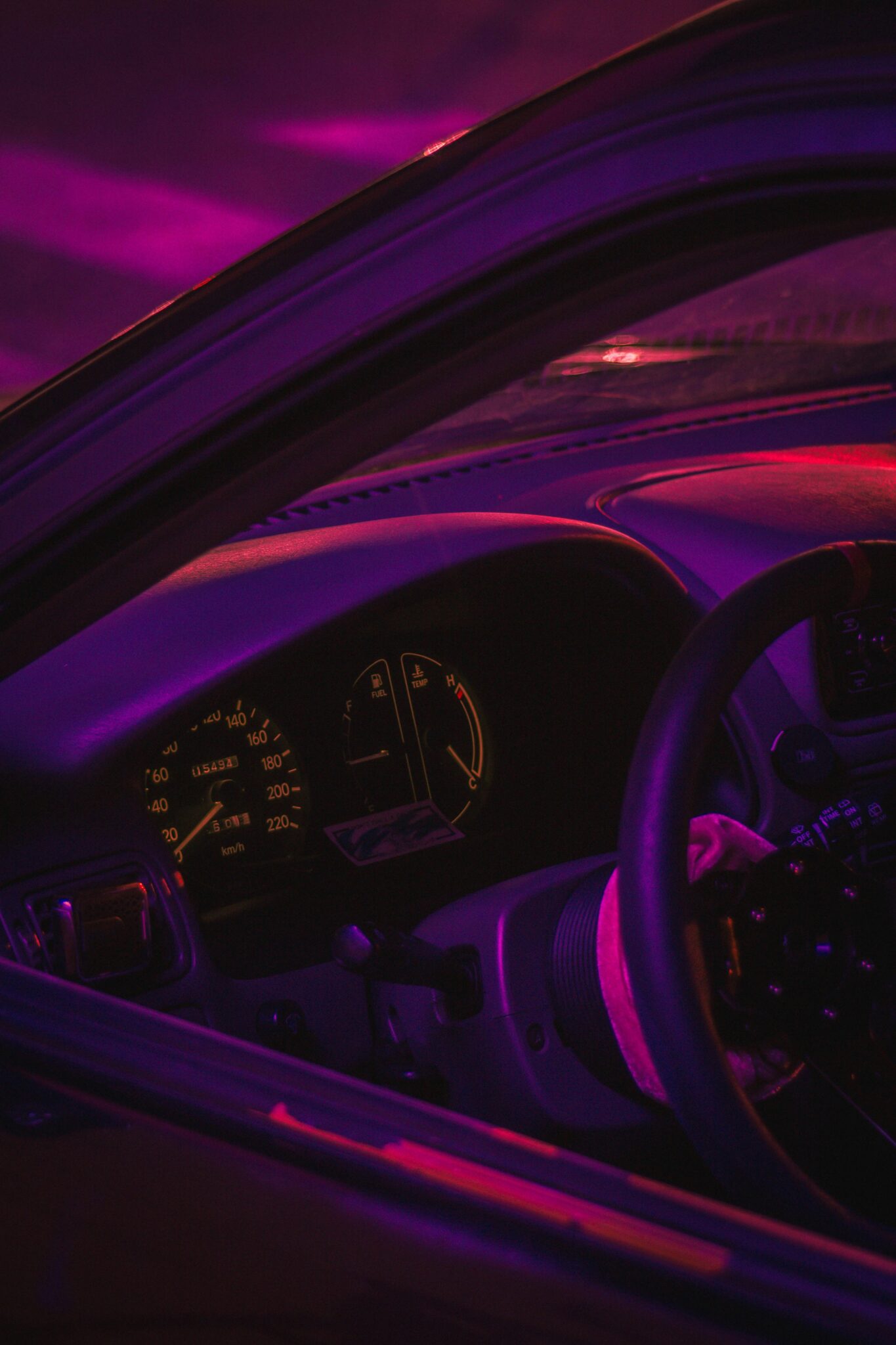 Intérieur de voiture avec des couleurs violettes
